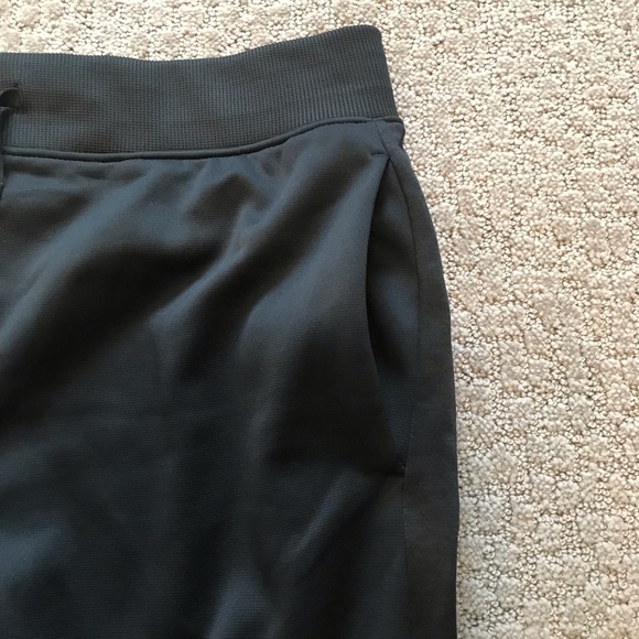 Under Armour Women’s Black Fleece Jogger Pants (Medium) - Picture 5 of 12